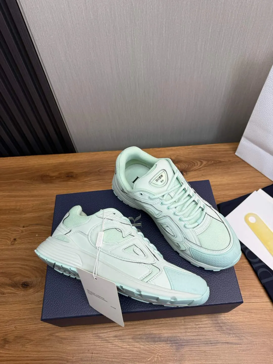 Men's men's shoes 💰740💰 D's Dior ~ New B30 Couple 👫 low-top sneakers ✅ are carefully made of gray mesh fabric and white technical fabric, decorated with reflective "CD30" graphic logo, and "DIO ~ B30" and "CD30" logos on the heel and tongue. An extra-light, sculpted rubber sole with signature accents adds style, while internal stretch details create ideal comfort. It can be matched with various casual styles to show the fashionable and modern sports style〰️ Size: 35-40 (customized at 40 for women) 39-45 (customized at 38.45 for men)